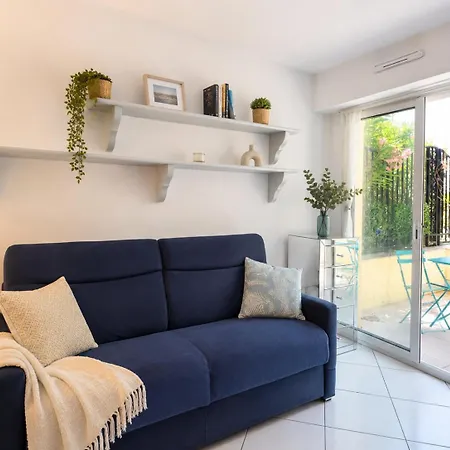 Beachfront In Apartment *